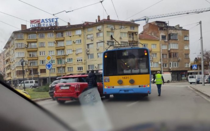 Поредно меле в София: Кола и тролей не поделиха пътя в центъра на столицата