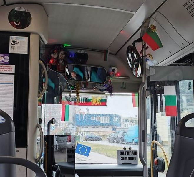 Разпънаха български знамена в рейс в София, но граждани писнаха, защото... СНИМКА