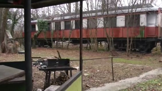Страшни СНИМКИ: Ето как изглеждат вагони от "Царските влакове" днес ВИДЕО