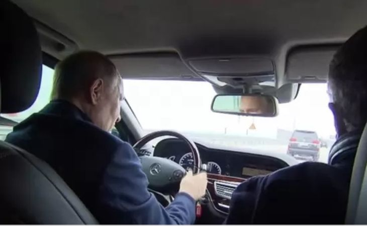 Путин инспектира с "Мерцедес" взривения Кримски мост
