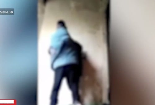 Поредна брутална агресия! 12-годишен преби свой съученик и го засне на ВИДЕО 18+