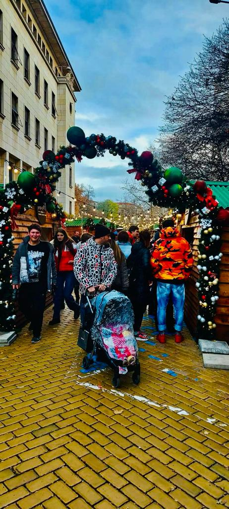 Приказен коледен базар отвори на ул. "Съборна" в София 