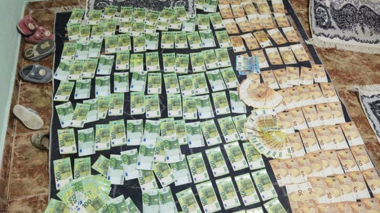 Полицаи претърсиха къща в Добрич и се натъкнаха на купища валута