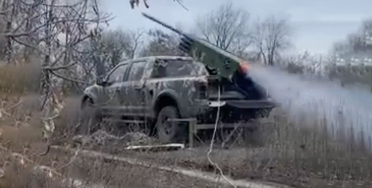 ВИДЕО от войната:  Пикап Ford Raptor с ракети се появи във ВСУ