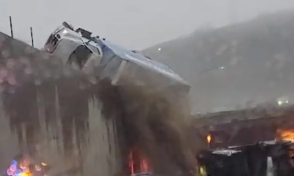 Камион рухна от мост на мястото на предишно меле ВИДЕО