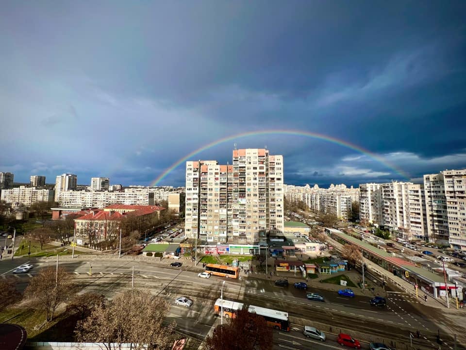 Столичани от всички квартали погледнаха нагоре и ахнаха СНИМКИ 