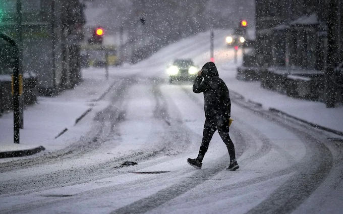 Снежна хватка стисна Европа, последва транспортех хаос, хиляди са без ток
