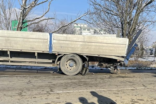 Извънредно в БЛИЦ! Затвориха Подбалканския път, задръстването е огромно, ето какво се случва СНИМКИ