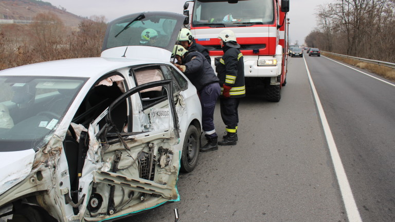 Кола се удари в камион при разминаване на път Е-79 край Благоевград СНИМКИ
