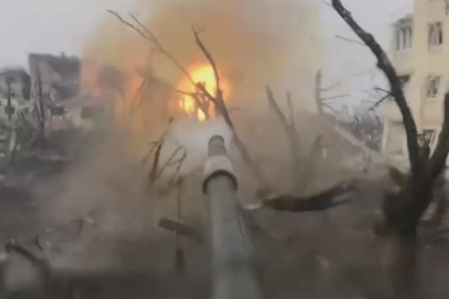 ВИДЕО от войната: Жестока танкова битка от първо лице заснета в Украйна 