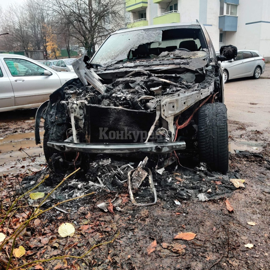 Огнена вендета! Запалиха лъскаво BMW X5 във Враца, а собственикът се оказа...СНИМКИ