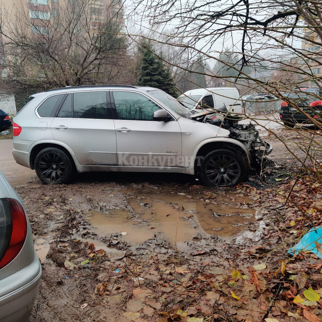 Огнена вендета! Запалиха лъскаво BMW X5 във Враца, а собственикът се оказа...СНИМКИ