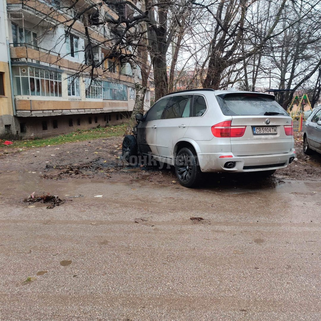 Огнена вендета! Запалиха лъскаво BMW X5 във Враца, а собственикът се оказа...СНИМКИ