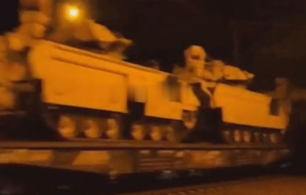 ВИДЕО от войната: Заснеха влак с американски бронирани машини до Румъния и Украйна 