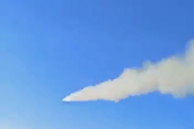 ВИДЕО от войната: Руска крилата ракета успешно се изплъзна от зенитна ракета на ВСУ
