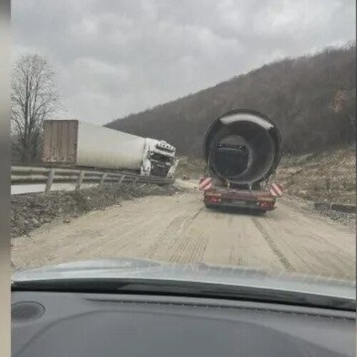  Километрично задръстване - камион се завъртя на пътя между Мездра и Ботевград