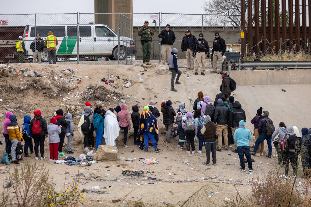 Тексаски кмет обяви извънредно положение заради цунами от мигранти 