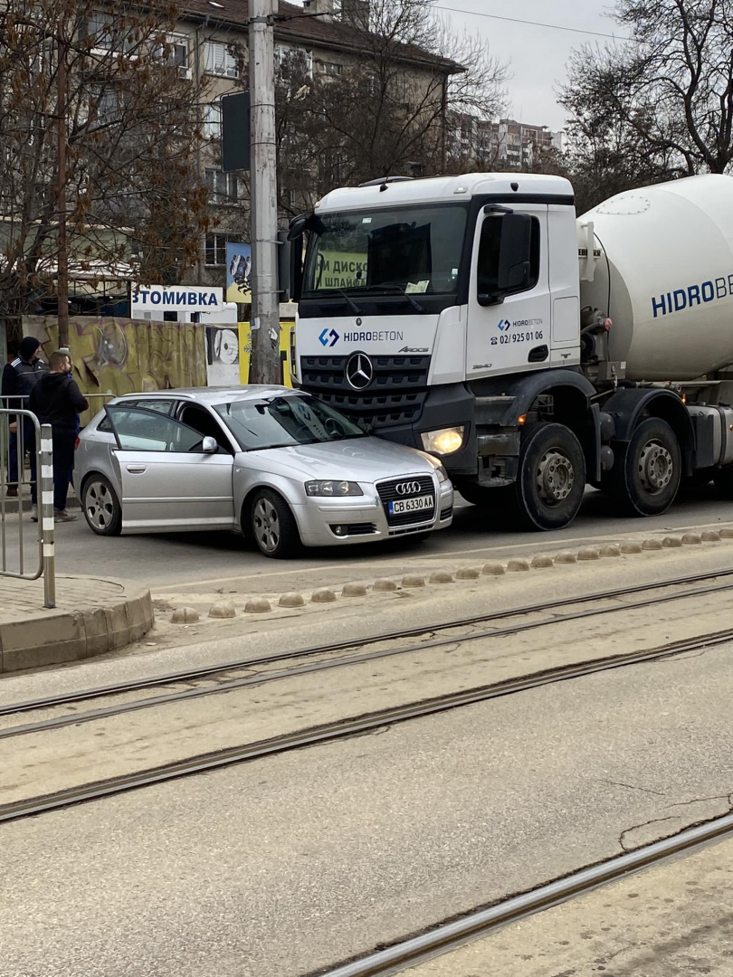 Екшън с бетоновоз в София, шофьорите си блъскат главите: Как е станало? СНИМКА