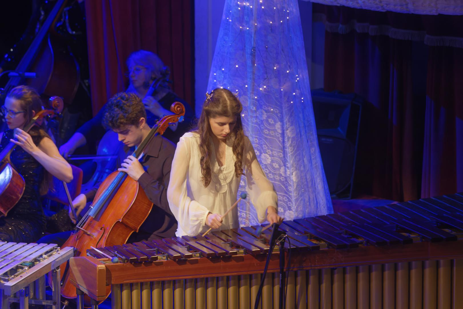 Вижте детето-чудо Сара Чакърова в приказната ЗИМА на Вивалди пред Елхите на Таланта