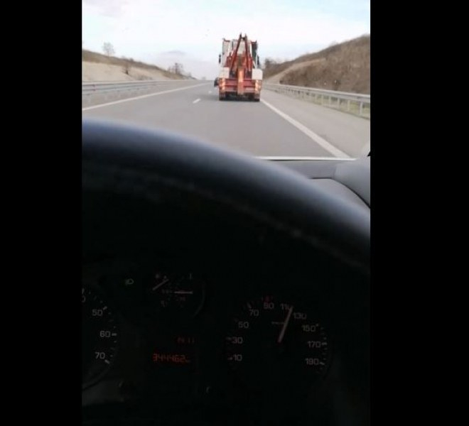 Шофьор засне идиотска каскада на натоварен камион по "Тракия" СНИМКИ