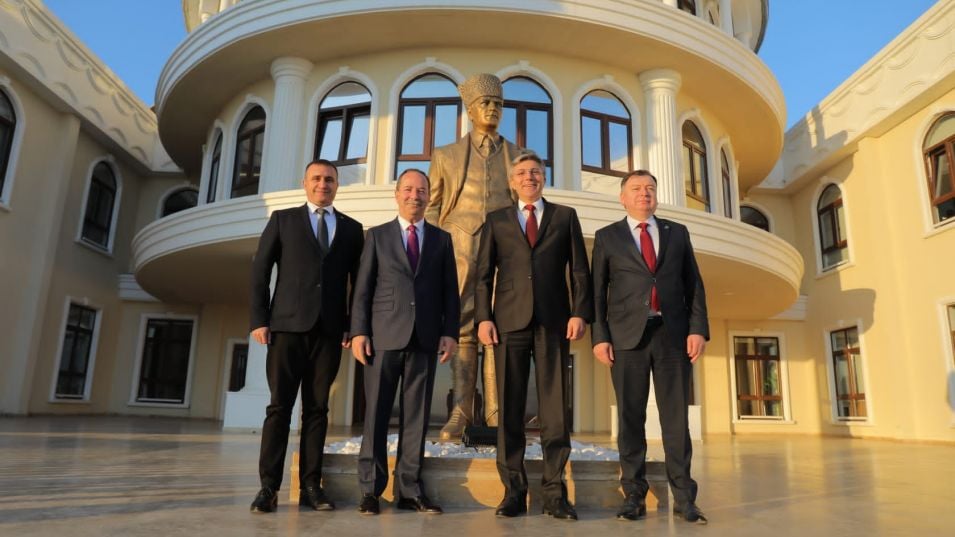 Мустафа Карадайъ на срещи в централите на четирите основни партии в Турция
