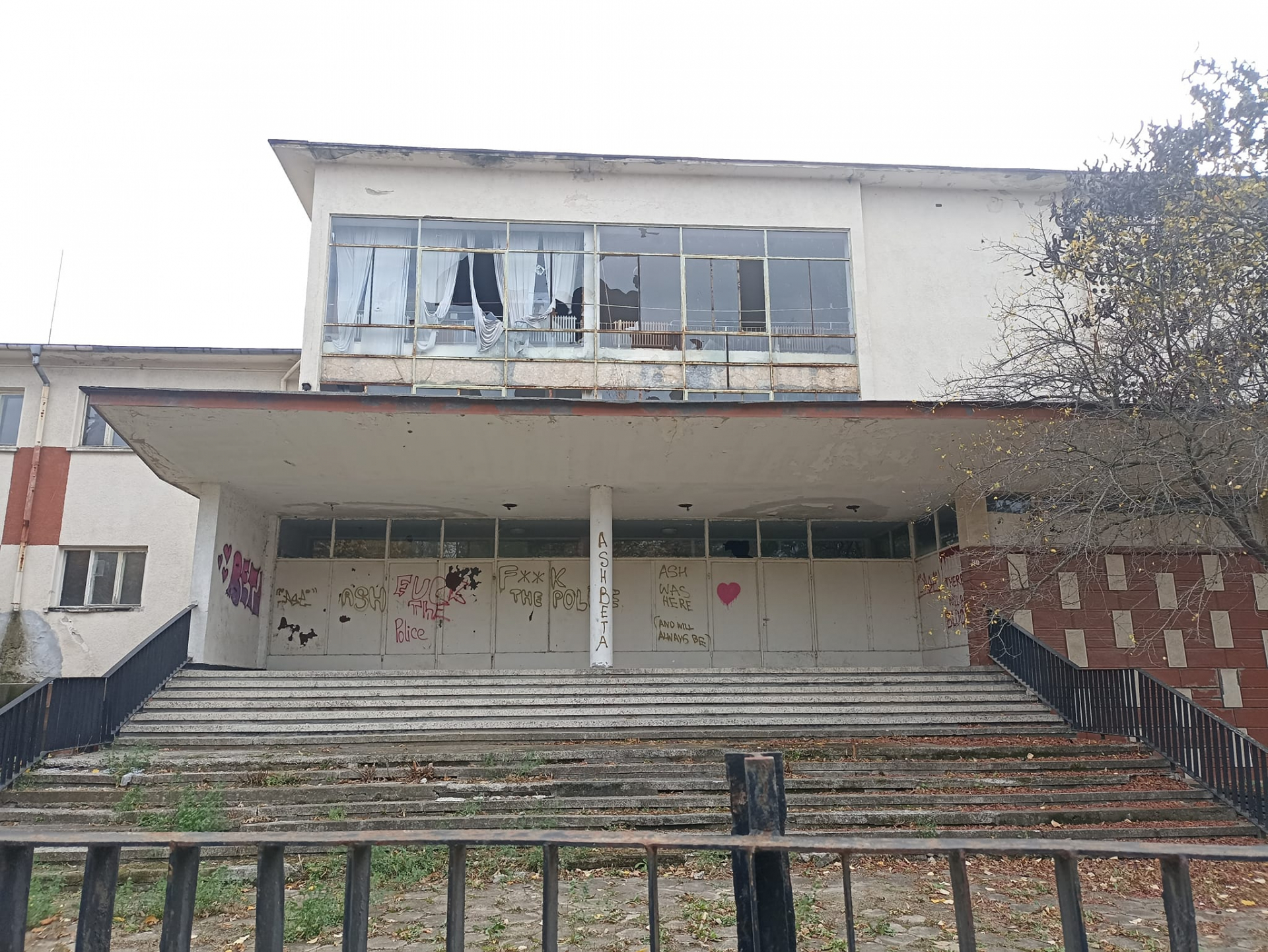 Това не е в Украйна, а поредното българско училище, потресаващи СНИМКИ
