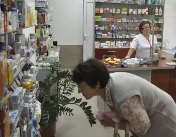 Алчни фармацевти крият под тезгяха животоспасяващи лекарства, гонят хората от аптеките с охрана