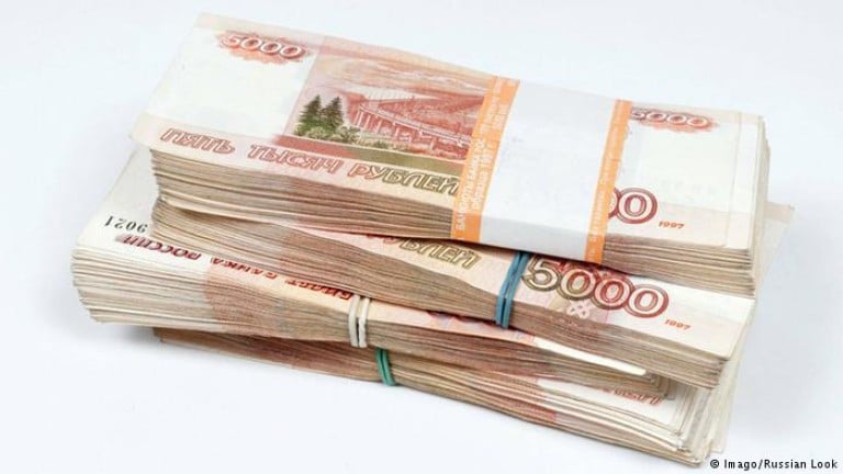 Рублата се срина на 6-месечно дъно спрямо долара след новите санкции