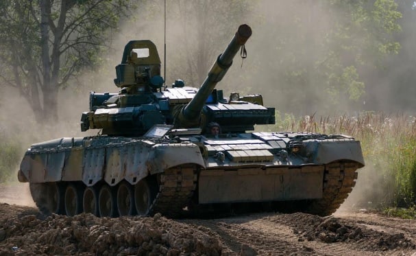 ВИДЕО от войната: Русия придвижва в Беларус десетки танкове към границата с Украйна