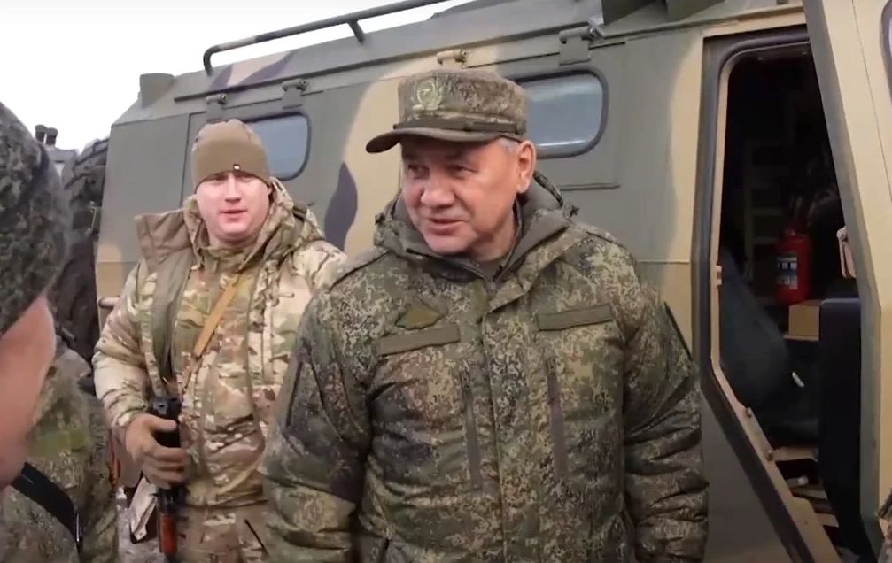 Сергей Шойгу скочи в окопите на фронта в Украйна, а ген. Герасимов... ВИДЕО