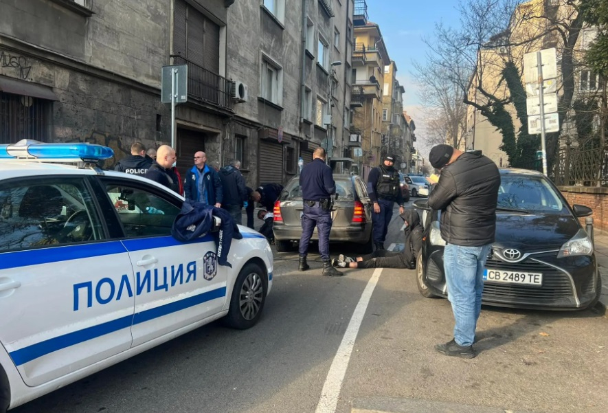 Гонка и зрелищен арест на двама братя до дома на Божков в София СНИМКИ