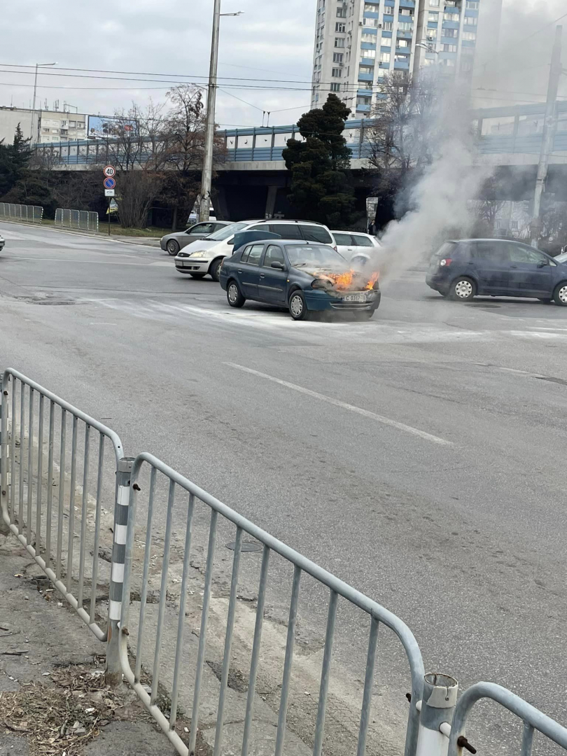 Страшен инцидент: Кола се запали в движение в столичния "Дружба" СНИМКИ