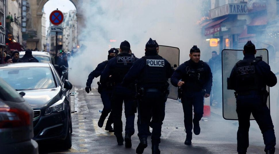 Париж пламна след убийствата на бежанците, стана ясно кой е нападателят ВИДЕО