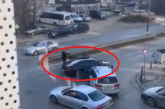 Брутално ВИДЕО 18+: Нов жесток екшън на кръстовище в София, двама слязоха от колите и...