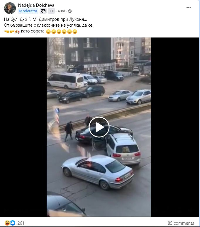 Брутално ВИДЕО 18+: Нов жесток екшън на кръстовище в София, двама слязоха от колите и...