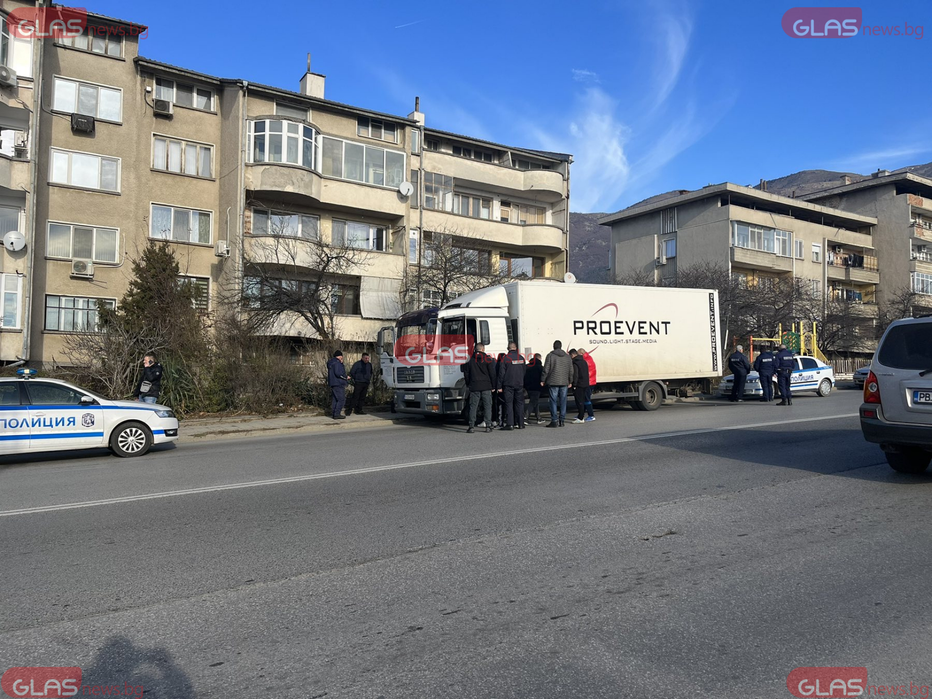 Първи СНИМКИ на мигрантите, закопчани насред Карлово