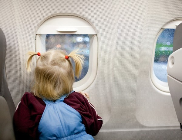 Как да успокоим собствените и чуждите деца в самолета
