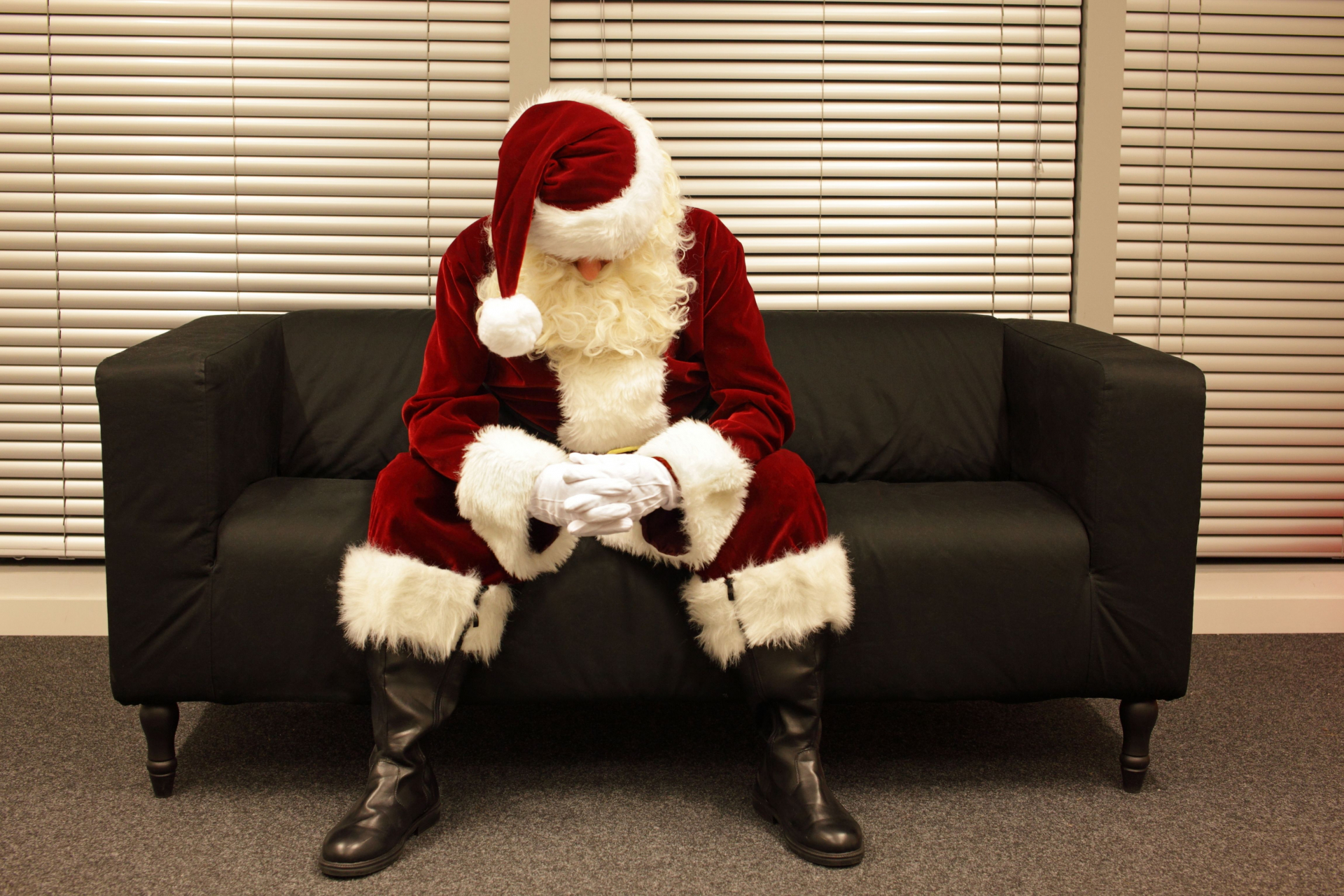 Фиркан Дядо Коледа се вряза в къща докато раздава подаръци във...