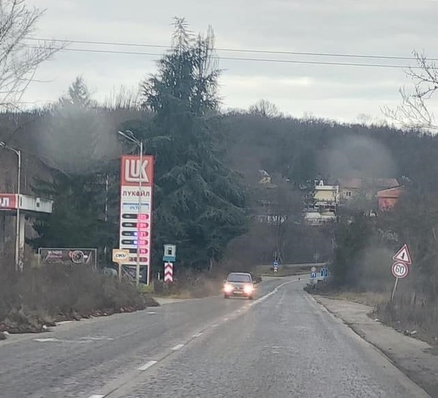 Джигит изправи косите на шофьорите с безумна изцепка на натоварен участък край Враца