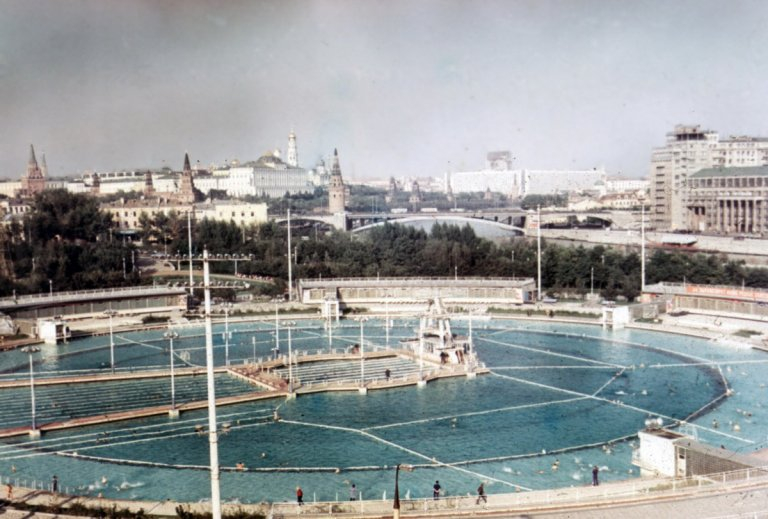 Дворецът на съветите - тази руска сграда пази нечувани тайни на СССР СНИМКИ
