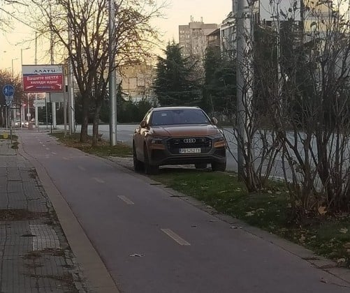  Пловдивчанин с лъскаво "Ауди" спря пред погребално бюро и ядоса всички с изцепката си СНИМКИ