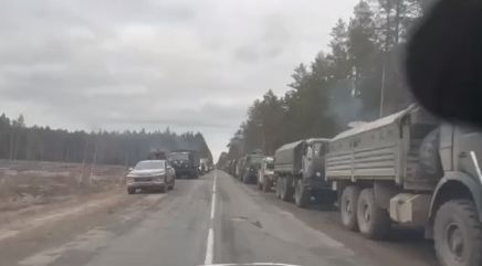 ВИДЕО от войната: Огромен военен конвой с бойна техника засечен край Киев