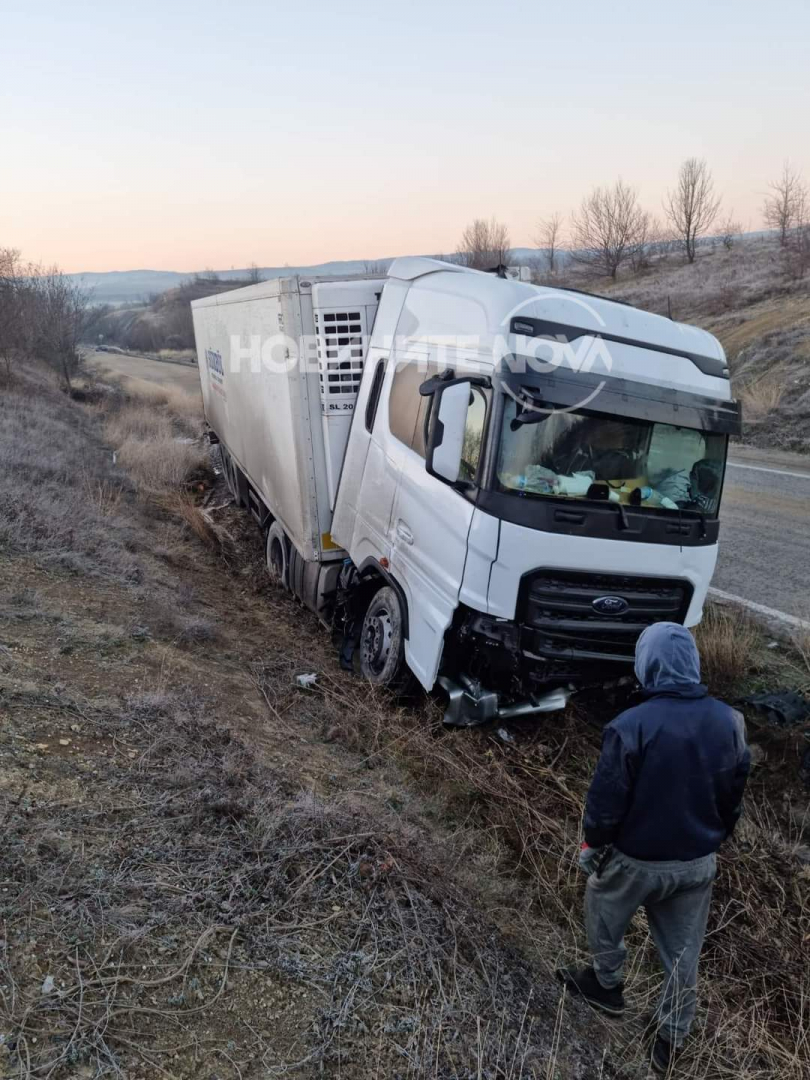 Опасно: Тир излетя от пътя и направи куп бели... СНИМКИ