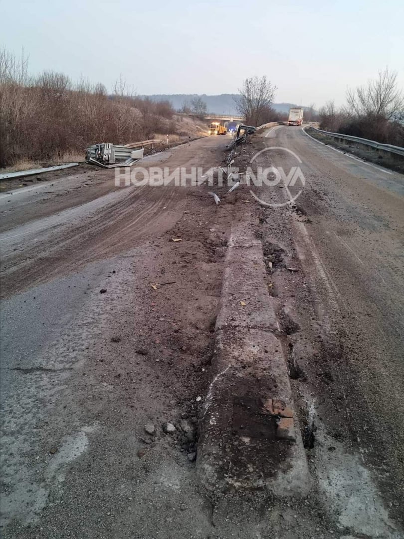 Опасно: Тир излетя от пътя и направи куп бели... СНИМКИ