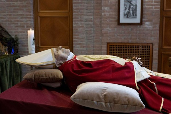 Папа Бенедикт XVI се прощава със света в златни одежди СНИМКИ