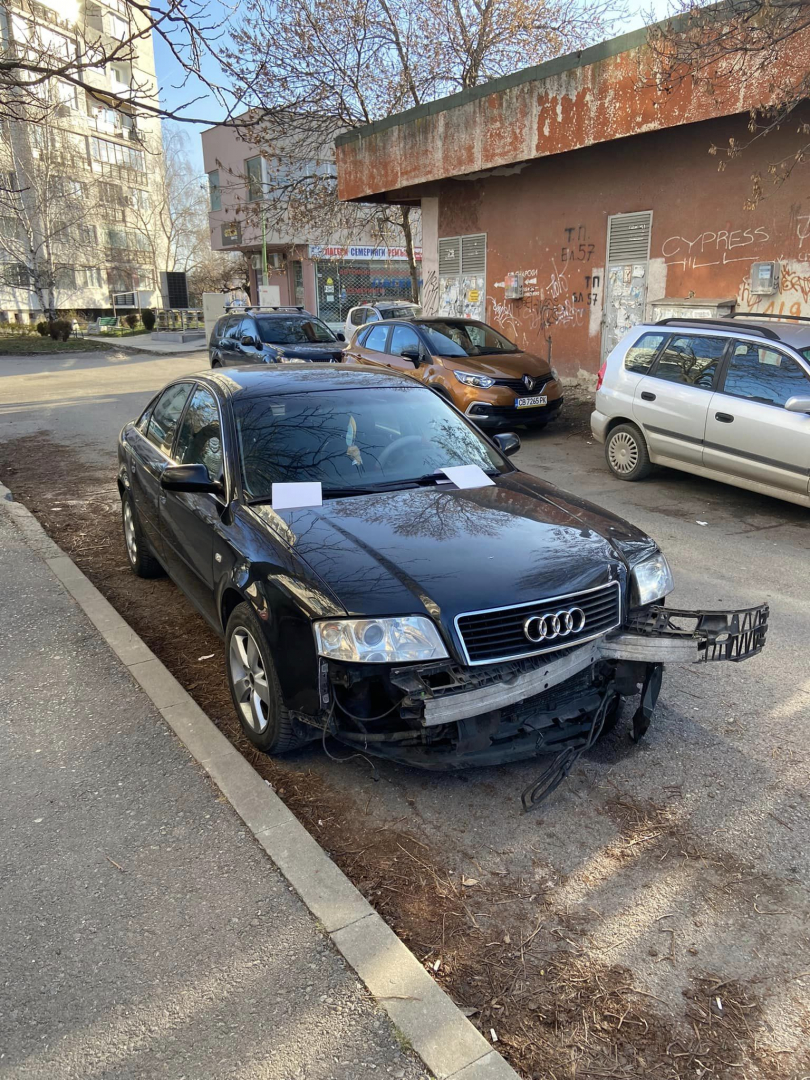 Собственик на заведение остави странна бележка върху автомобил в столицата СНИМКИ