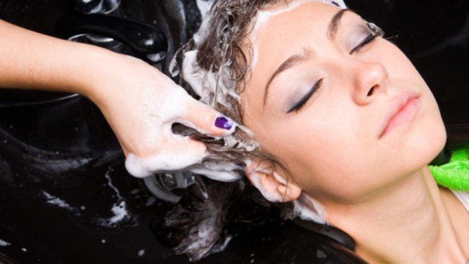 Фризьорка: Това са 5-те най-важни правила при миене на косата