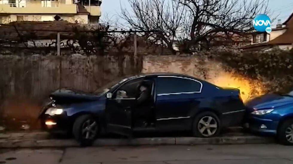 Откриха полицая, блъскал коли в София, оправдава се, че...