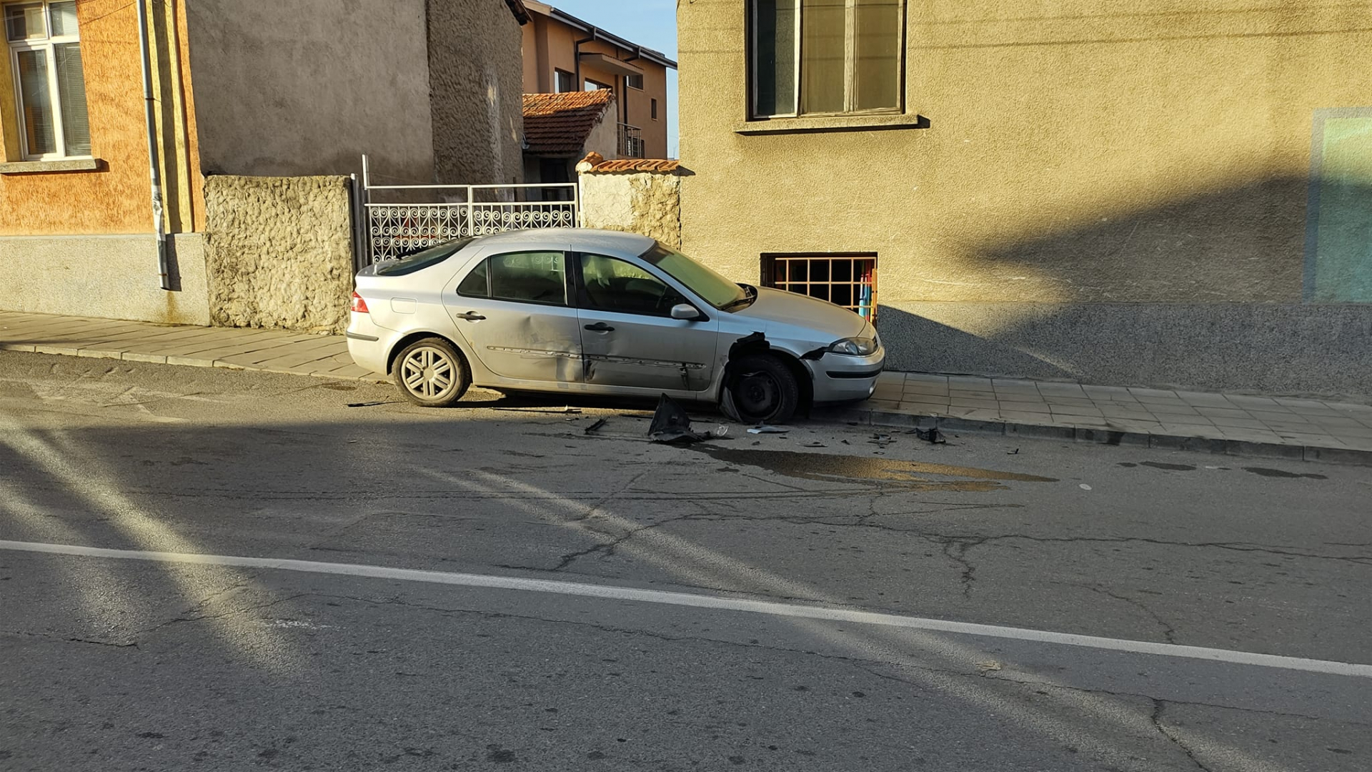 Мъж завари колата си потрошена и написа гневно послание в мрежата СНИМКИ