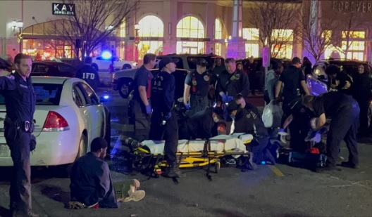 От последните минути: Смъртоносна стрелба до мол в САЩ СНИМКИ